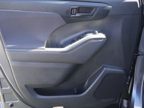 Used 2024 Toyota Highlander LE image 19