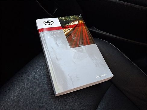 Used 2024 Toyota Corolla Cross XLE image 24