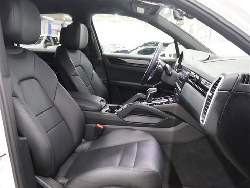 Used 2020 Porsche Cayenne AWD/4WD image 40