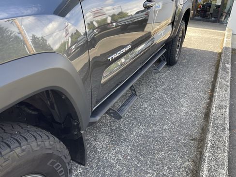 Used 2018 Toyota Tacoma TRD Off-Road w/ Technology Package AWD/4WD image 9