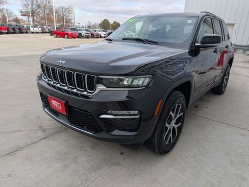 Used 2023 Jeep Grand Cherokee Limited w/ Luxury Tech Group II image 38