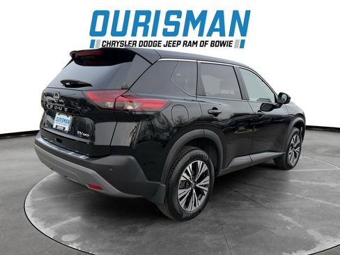 Used 2023 Nissan Rogue SV image 3
