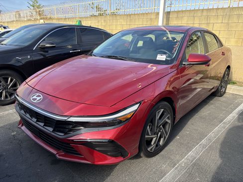Used 2025 Hyundai Elantra SEL FWD image 2