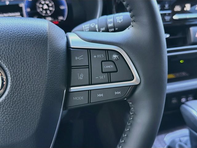 Used 2026 Toyota Highlander Limited AWD/4WD image 40