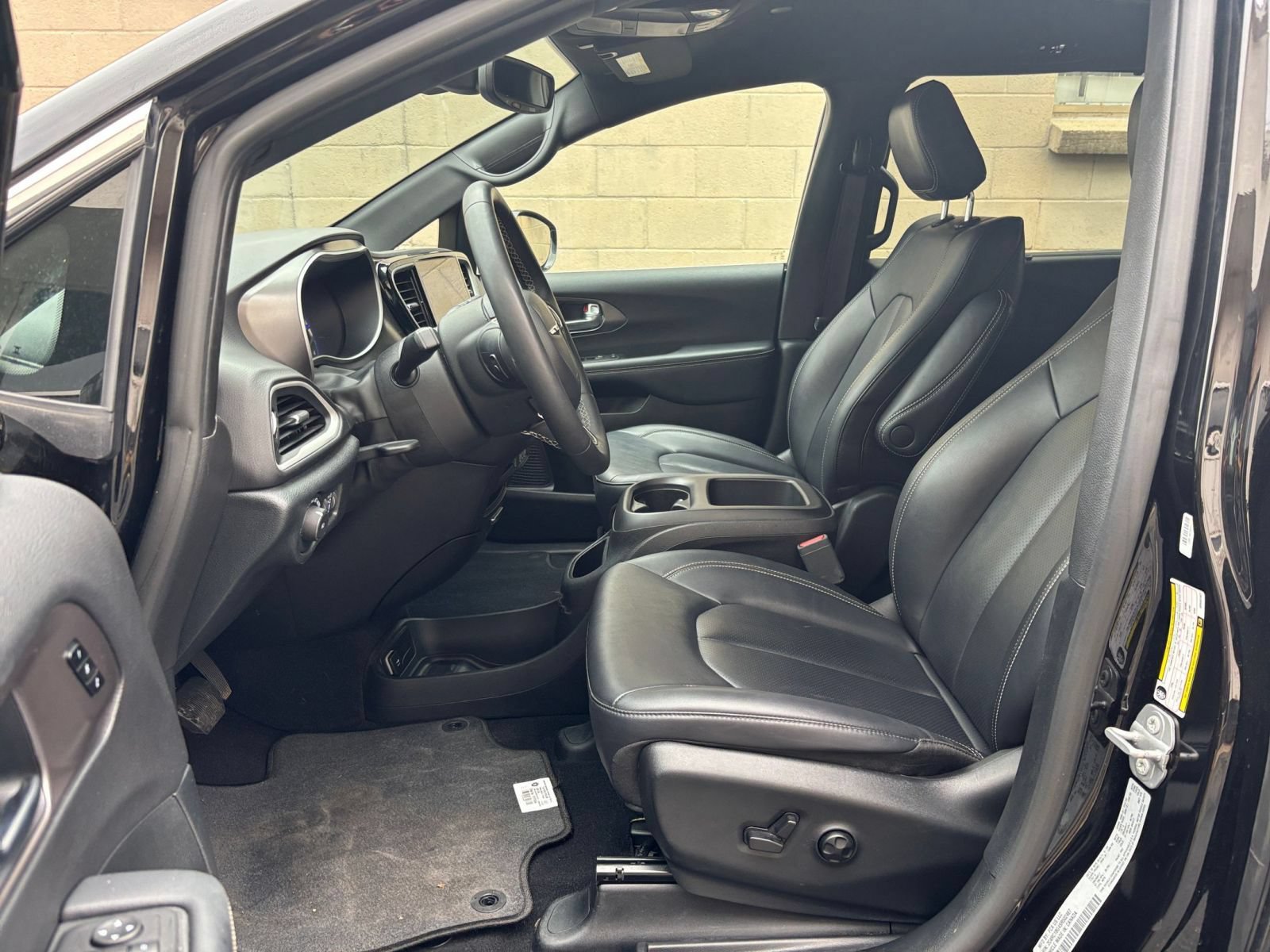Used 2025 Chrysler Pacifica Select FWD image 29