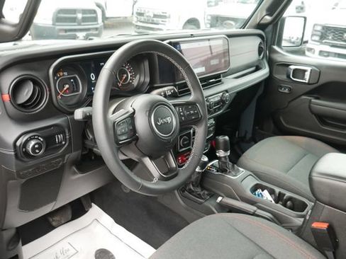 Used 2025 Jeep Gladiator Rubicon w/ Safety Group AWD/4WD image 14