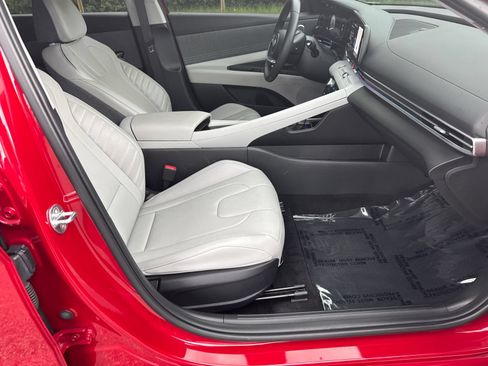 Used 2023 Hyundai Elantra Limited FWD image 13