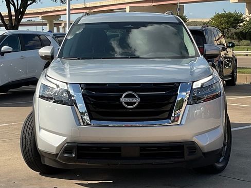 Used 2025 Nissan Pathfinder SV FWD image 2