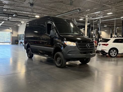 Used 2024 Mercedes-Benz Sprinter 2500 image 3