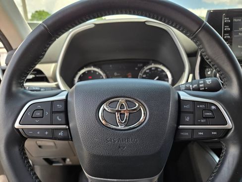 Used 2022 Toyota Highlander XLE FWD image 24