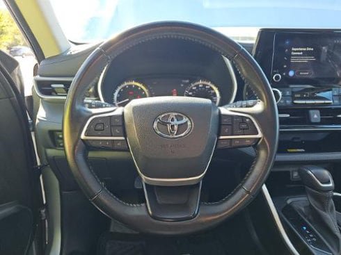 Used 2023 Toyota Highlander XLE AWD/4WD image 9