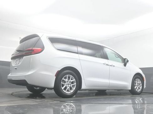 Used 2023 Chrysler Pacifica Touring-L FWD image 32