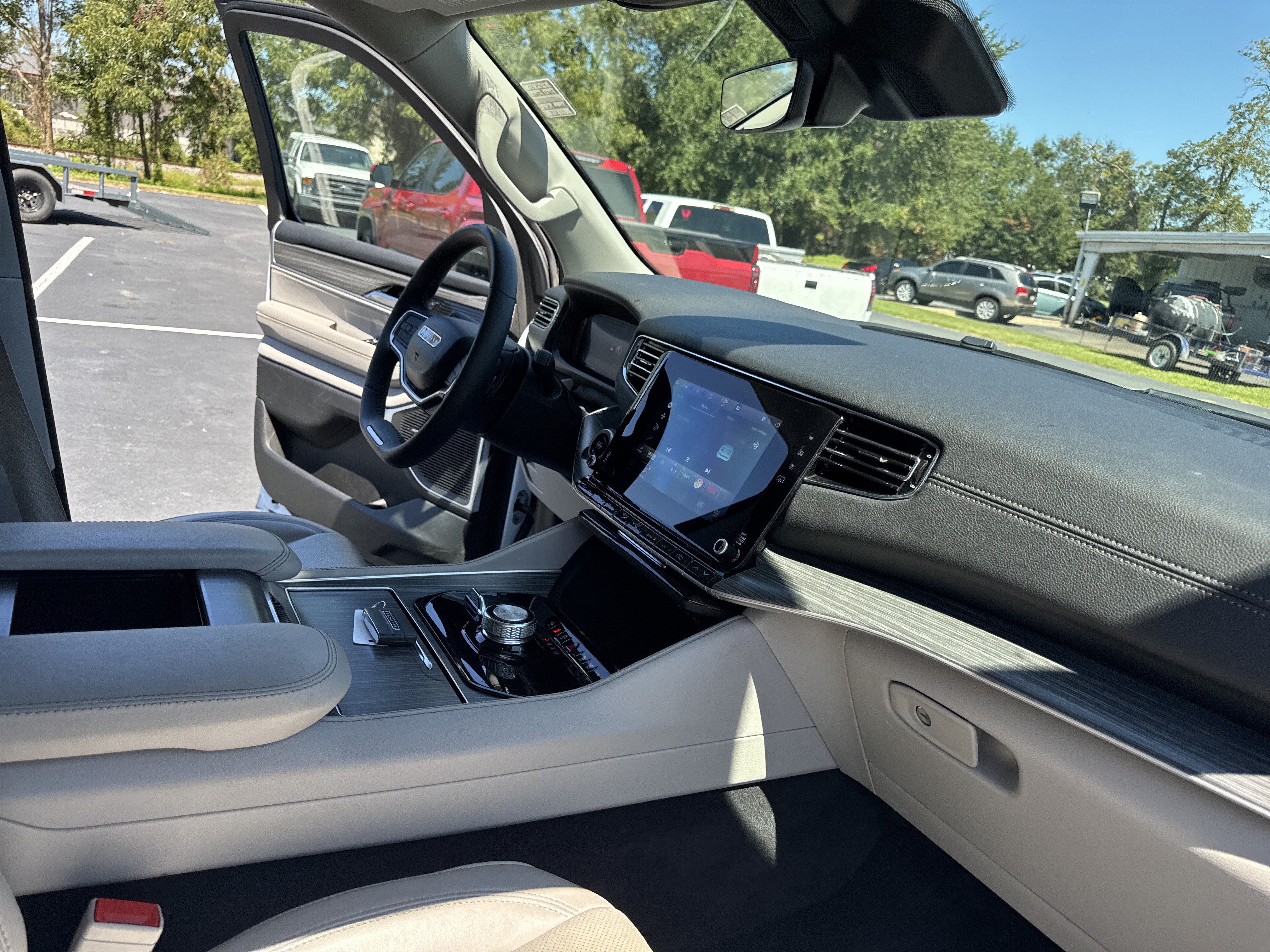 Used 2024 Jeep Wagoneer L Series II AWD/4WD image 38