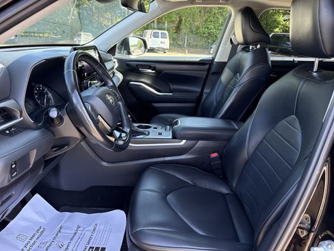 Used 2021 Toyota Highlander XLE FWD image 11