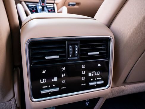 Used 2023 Porsche Cayenne Platinum Edition AWD/4WD image 47
