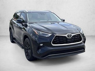 Used 2023 Toyota Highlander XLE FWD video 3