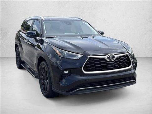 Used 2023 Toyota Highlander XLE FWD image 3