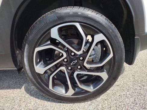 Used 2025 Chevrolet Trax RS w/ Sunroof Package FWD image 26