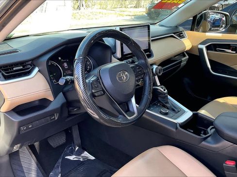 Used 2022 Toyota RAV4 XLE Premium image 14