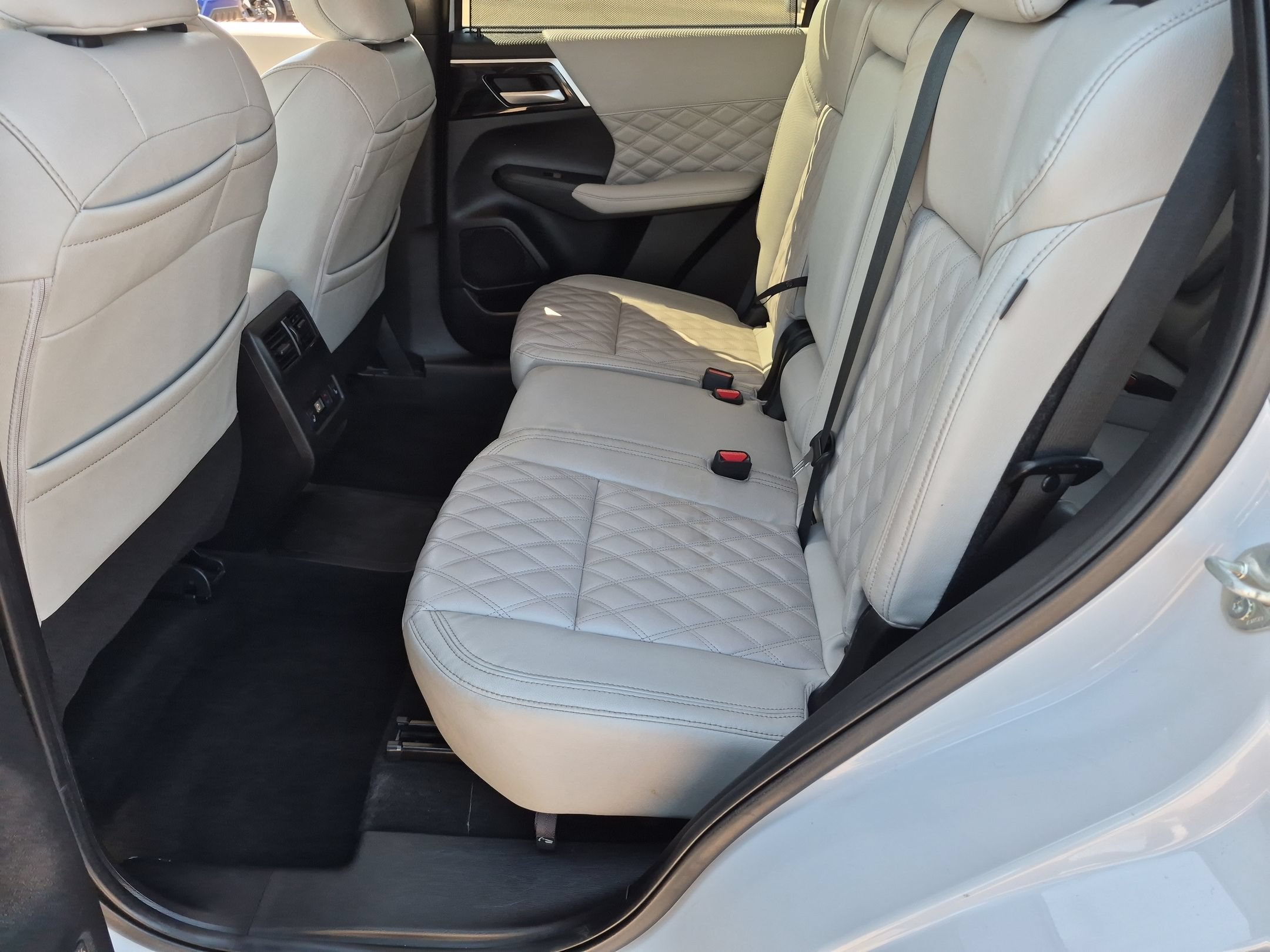 Used 2024 Mitsubishi Outlander SEL AWD/4WD image 15