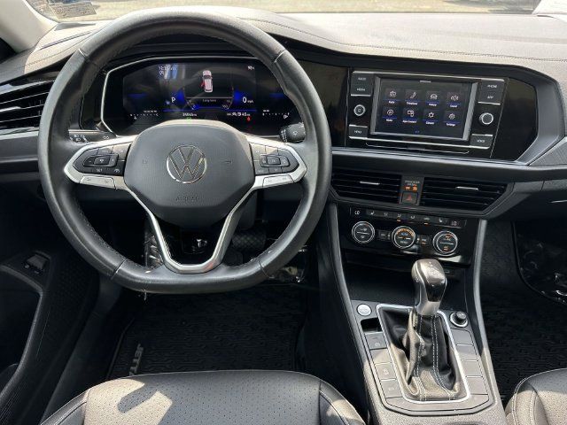 Used 2024 Volkswagen Jetta SE w/ Panoramic Sunroof Package FWD image 3