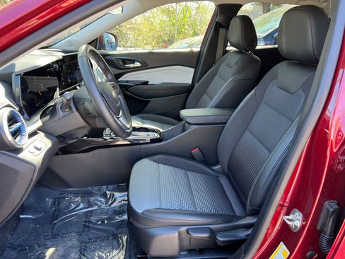 Used 2025 Chevrolet Trax LT w/ LT Convenience Package image 23