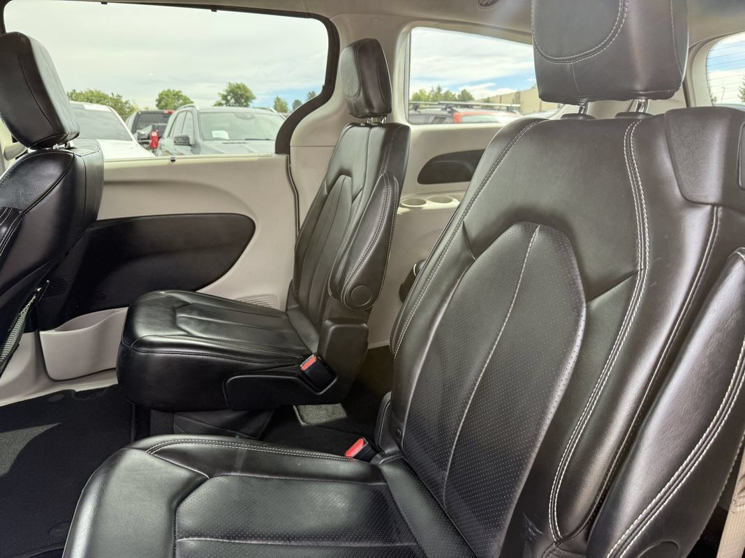 Used 2024 Chrysler Pacifica Touring-L FWD image 17