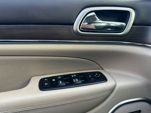 Used 2017 Jeep Grand Cherokee Overland w/ Jeep Active Safety Group image 10