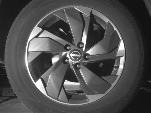 Used 2025 Nissan Rogue SV image 15