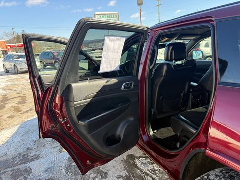 Used 2017 Jeep Grand Cherokee Altitude image 32