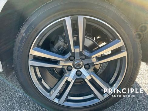 Used 2021 Volvo XC60 T5 Momentum w/ Premium Package image 10