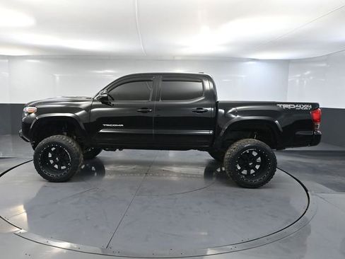 Used 2017 Toyota Tacoma TRD Sport w/ Tow Package image 10