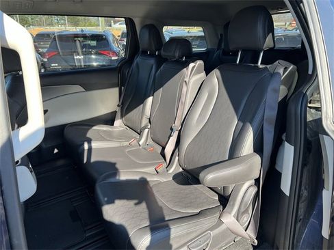 Certified 2024 Kia Carnival LX image 21