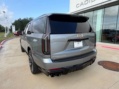 Used 2025 Cadillac Escalade ESV V AWD/4WD image 3
