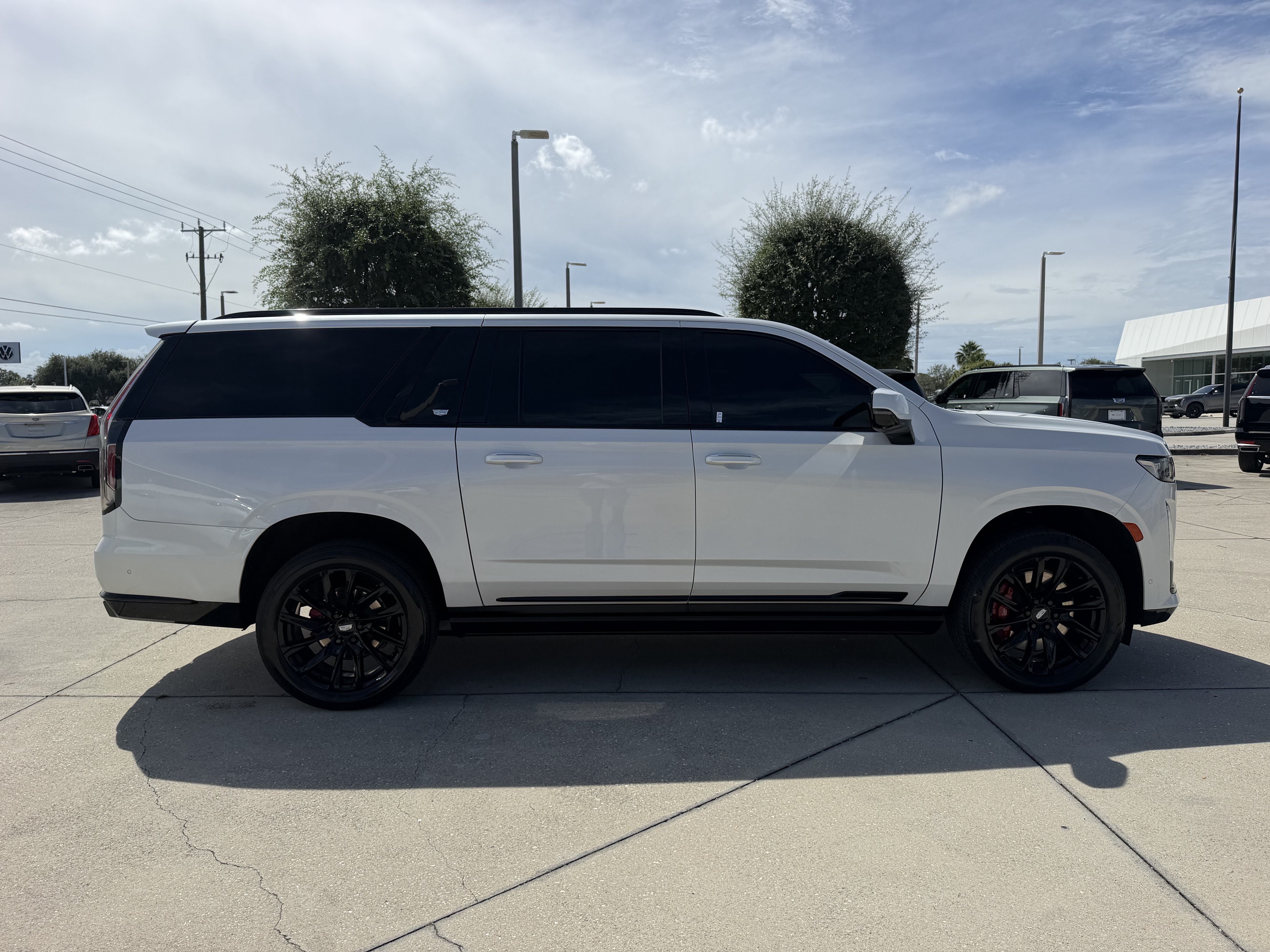 Certified 2022 Cadillac Escalade ESV Sport Platinum w/ LPO, ONYX Package AWD/4WD image 2