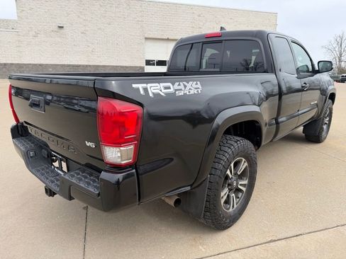 Used 2017 Toyota Tacoma TRD Sport w/ Premium & Technology Package image 5