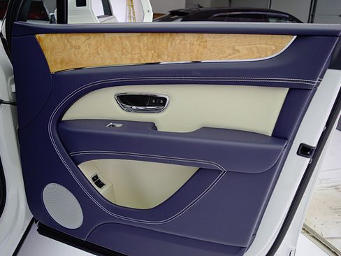 New 2025 Bentley Bentayga Plug-In Hybrid image 40