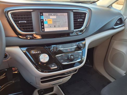 Used 2024 Chrysler Voyager LX image 6