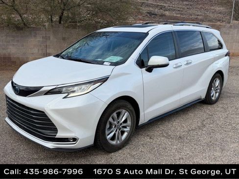 Used 2023 Toyota Sienna Limited image 1
