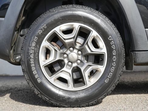 Used 2019 Jeep Cherokee Trailhawk w/ Cold Weather Group image 11