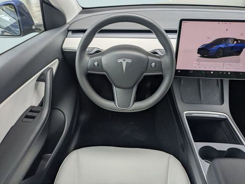Used 2022 Tesla Model Y Long Range image 18