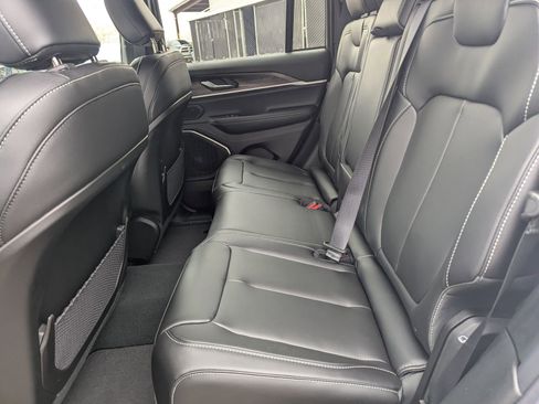 New 2026 Jeep Grand Cherokee Limited RWD image 17