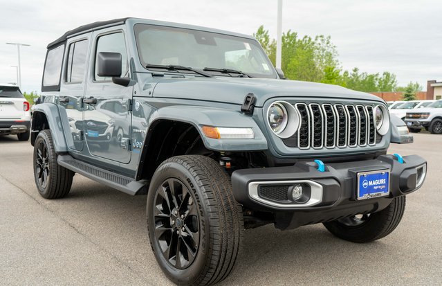 Used 2024 Jeep Wrangler Unlimited Sahara w/ Technology Group AWD/4WD image 4