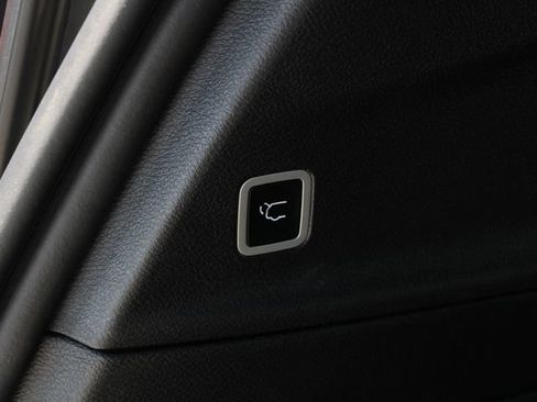 Used 2025 Chrysler Pacifica Select FWD image 12