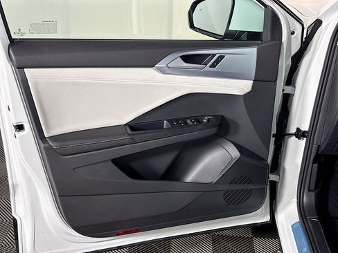 New 2025 Volkswagen Taos SE image 10