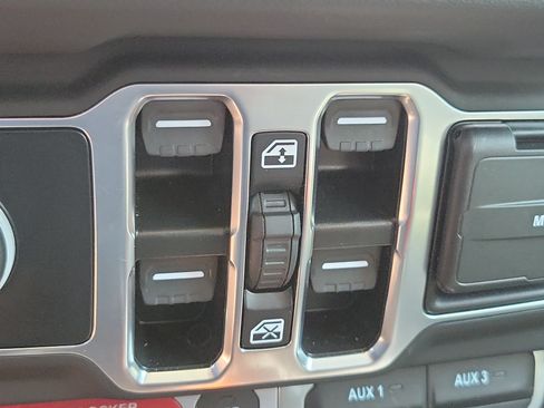 Used 2025 Jeep Gladiator Mojave AWD/4WD image 22
