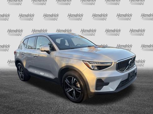 Certified 2025 Volvo XC40 B5 Core image 2