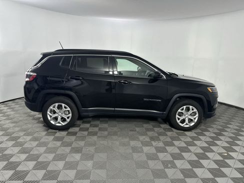Used 2024 Jeep Compass Latitude AWD/4WD image 3