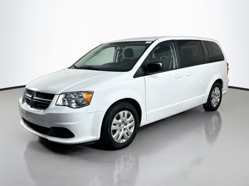 Used 2018 Dodge Grand Caravan SE w/ UConnect Hands-Free Group FWD image 4