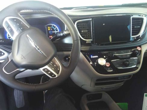 Used 2024 Chrysler Pacifica Limited FWD image 8
